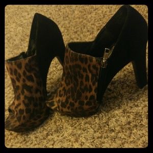 Animal print black pumps